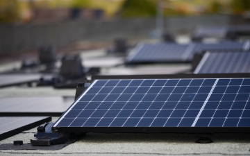 Solarmodul Photovoltaik auf Flachdach ohne Durchdringung der bituminösen Abdichtung